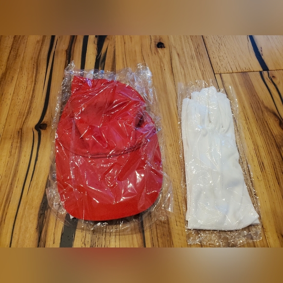 Nwt Super Mario hat and gloves - Picture 2 of 3